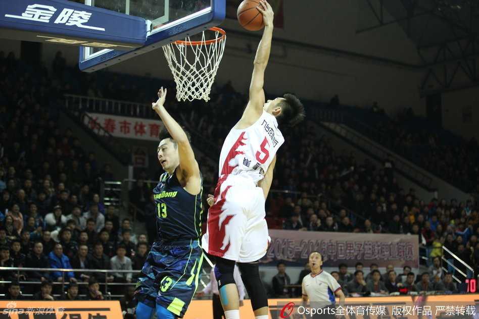 迪奥古如坦克般碾压内线，以一敌二强硬上篮，霸气尽显