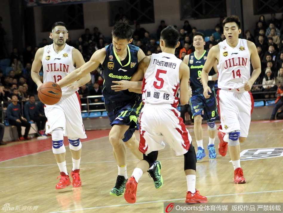 周鹏如一柄锋刃，强硬撕裂吉林防线，腾空上篮气势如虹