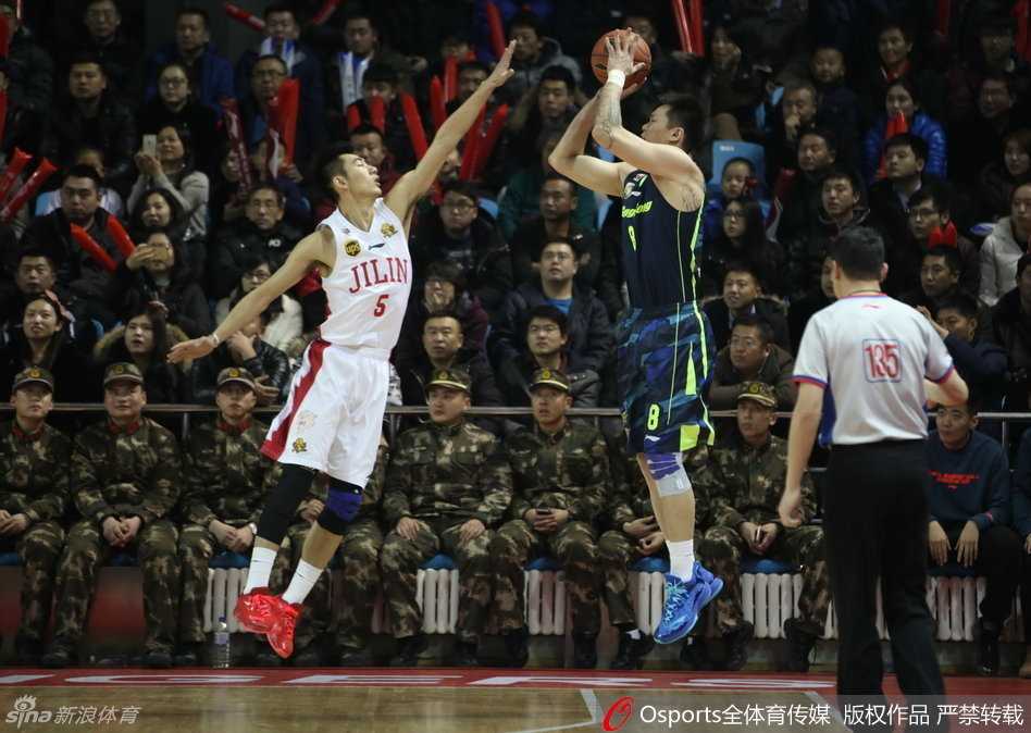 易建联遭遇吉林内线合围，陷入重重包围，依然奋力护球