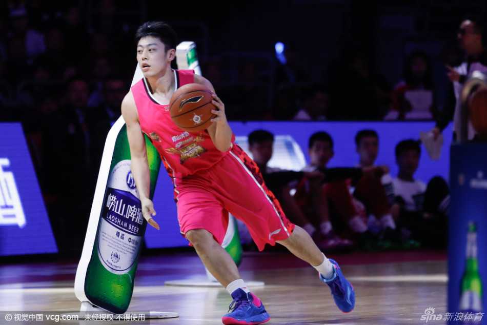 在璀璨的聚光灯下，周湛东高高举起技巧挑战赛的冠军奖杯，脸上洋溢着自豪与喜悦，这一刻属于这位在主场证明了自己的广东后卫。