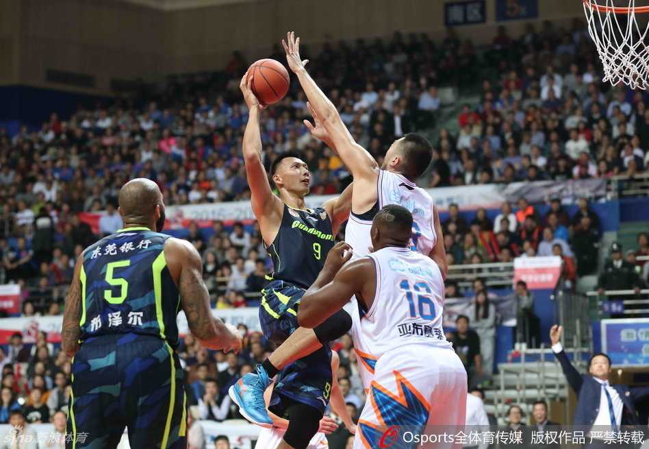 周鹏弯下腰运球急速突进，掀起球衣一角，眼神如刀直视前方篮筐。