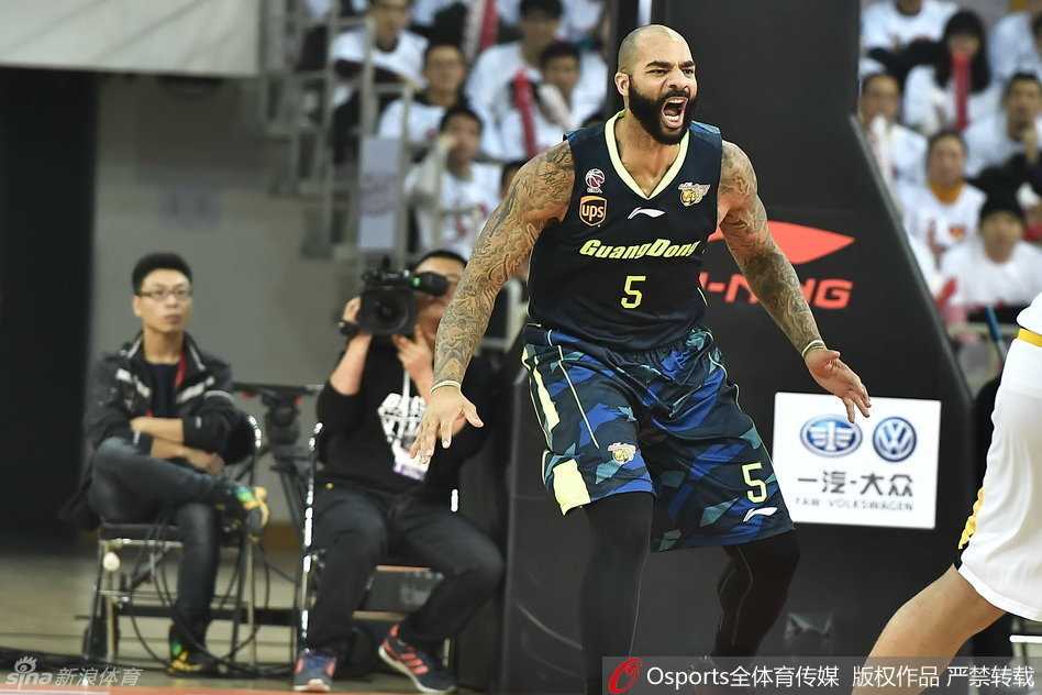 年轻的周湛东在快攻中如离弦之箭般加速突破，他的这次上篮帮助广东队在末节一举将领先优势扩大到两位数。