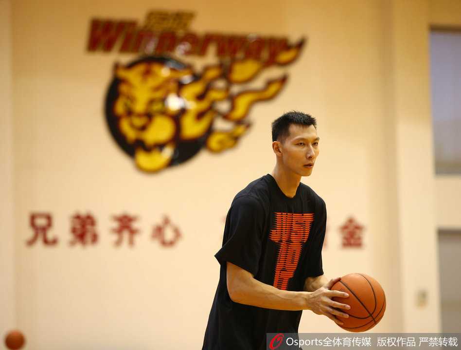 老将朱芳雨在训练中面露轻松笑意，进行着投篮练习，显示出老队员在季后赛前的沉稳心态。