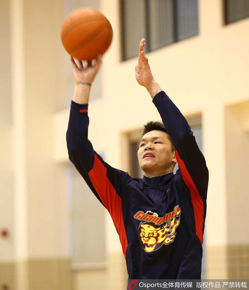 主帅杜锋在场边亲自小试牛刀，示范防守动作，随后与外援卡特认真交流战术细节，调整季后赛策略。