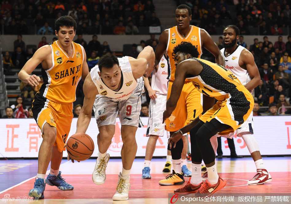 高尚如离弦之箭持球推进，迪奥古心领神会快下，反击机会就在眼前