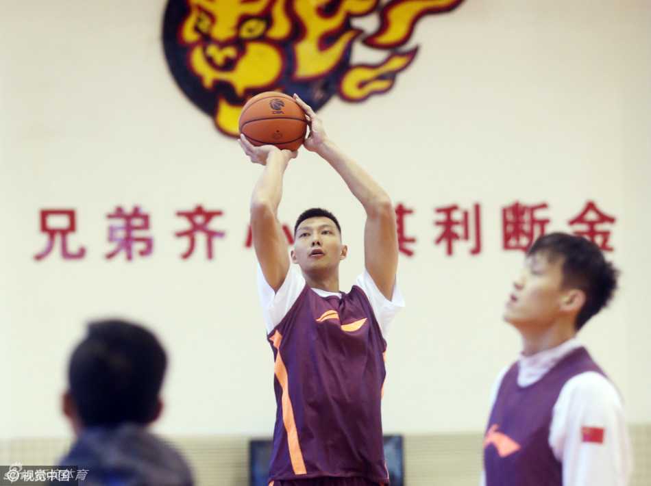 寂静球馆中，易建联手臂肌肉线条分明，手中篮球划出优美弧线，每一次出手都仿佛在与昨日的自己对话，专注得能听见汗水滴落的声音。