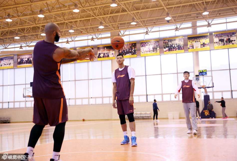 朱芳雨在底角稳稳出手三分，皮球离开指尖的瞬间，背景虚化的篮架与广告牌仿佛都成为衬托这位老将传奇的剪影。