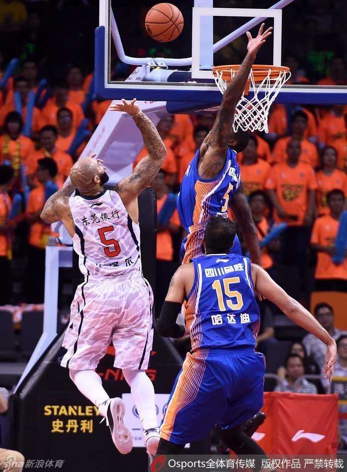 布泽尔在篮下觅得良机，双手持球暴力挂框扣篮，整个人悬挂在篮圈上，终于扬眉吐气。