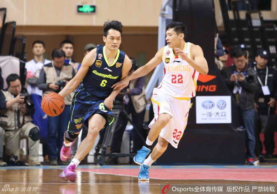 面对山西外援桑尼的防守，易建联利用身高优势卡住位置，积极要球，准备进行一对一的强攻。