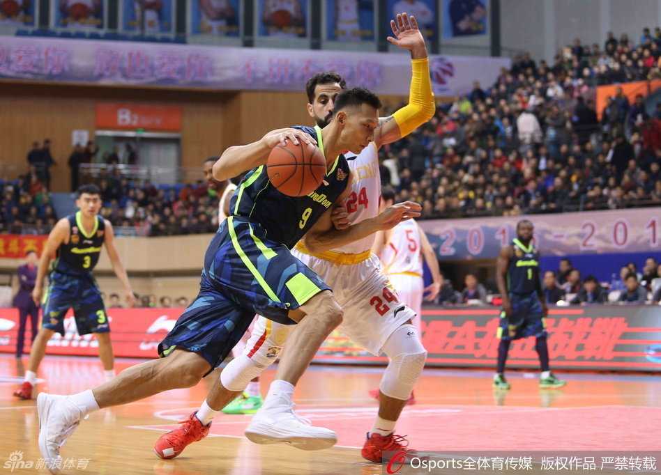 易建联旱地拔葱，单臂高高举起试图封盖对手的上篮，虽然这次未能成功，但防守威慑力十足。