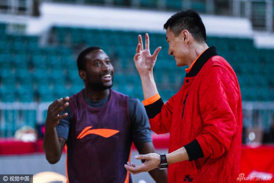 高尚在训练中展示着自己练就的健硕身材，自信满满，肌肉线条分明，期待着在新赛季打出更具侵略性的表现。