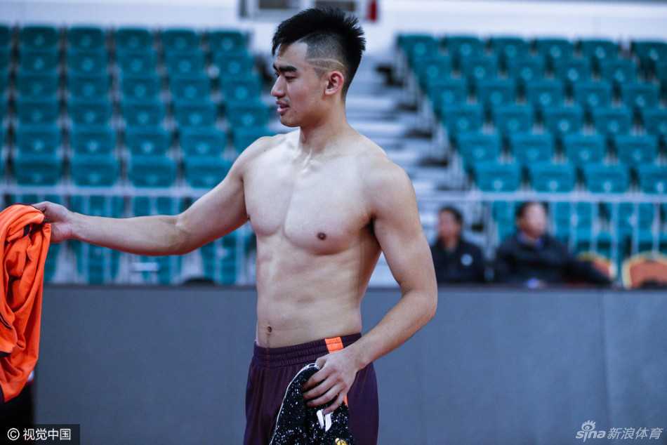 年轻后卫周湛东在训练中果断出手三分，篮球在空中飞行，眼神中透露出初生牛犊不怕虎的坚定。