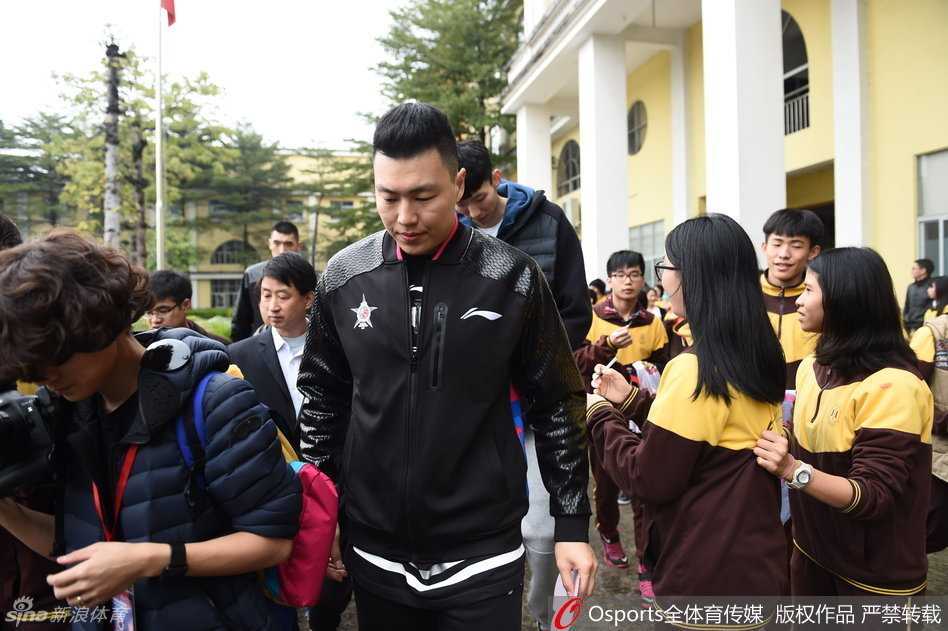 新疆队中锋周琦俯身为球迷签名，姿势潇洒帅气，神情专注而认真，虽然因鼻骨骨折确定不参加全明星正赛，但他依然帅气地现身赛场履行与球迷的约定。