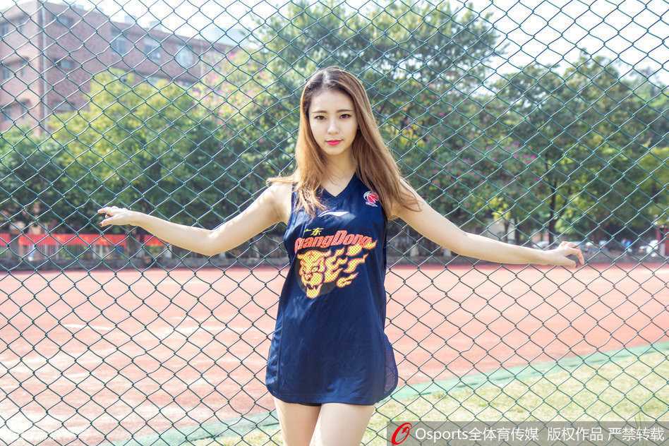 轻盈灵动的一跃，宝贝扎着清爽的马尾，在镜头前定格青春活力，仿佛在用自己的方式为球队的每一次快攻喝彩。
