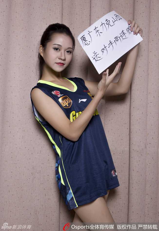 光影交错间，宝贝侧身回眸，修长的身姿与背景的篮球架相映成趣，将女性的柔美与竞技体育的硬朗完美融合