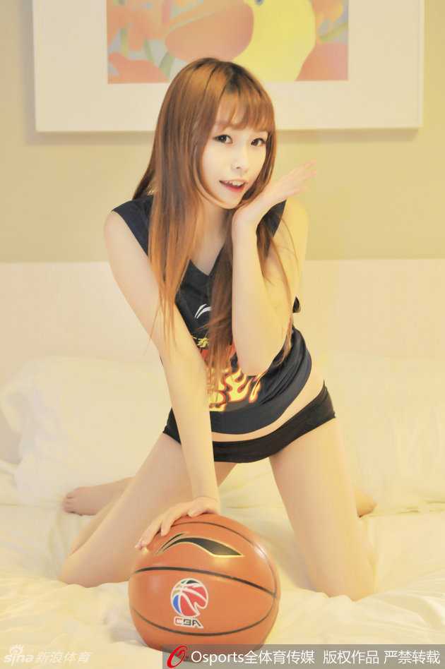 动感音乐响起，宝贝们身体随着节奏律动，短发女孩在队伍前方领舞，自信的眼神和有力的动作，完美诠释了力与美的结合，场边观众的目光被牢牢吸引。