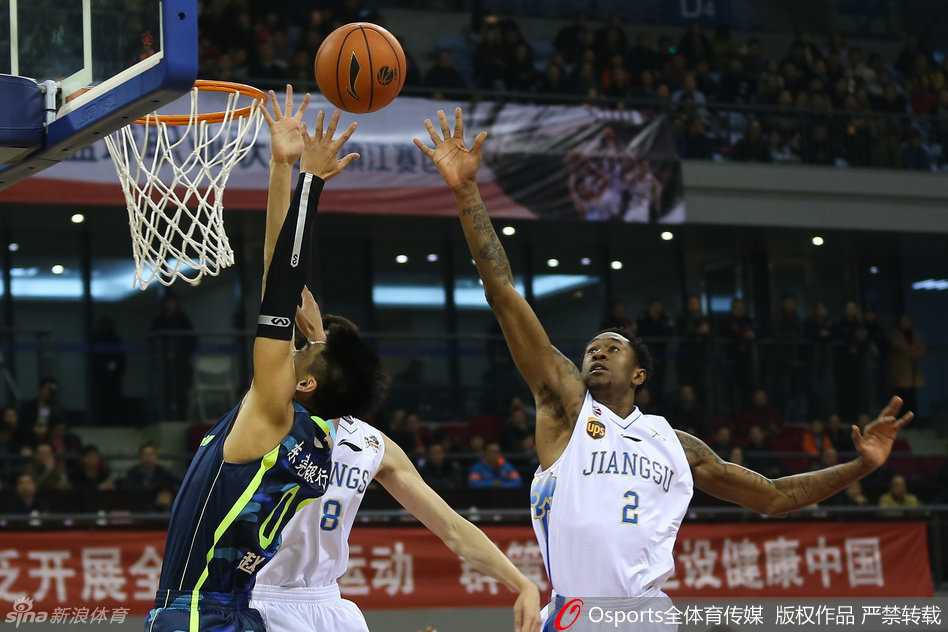 在江苏队的严密包夹之下，布泽尔利用灵活的脚步在篮下觅得良机，他迎着防守人高难度上篮，皮球在篮筐上弹了两下后乖乖入网，展现了昔日NBA全明星的风采。