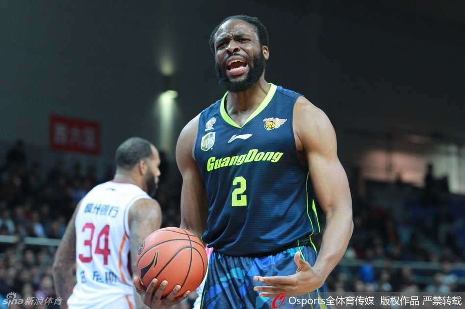 迪奥古瞪大双眼，愤怒地向裁判挥舞着手臂，为一次争议吹罚激烈抗议，身旁的易建联赶忙上前冷静劝阻。