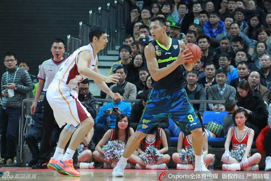 周鹏在对手身后全力起跳，长臂伸展，试图封盖对方的上篮，专注的眼神中透露出必胜的信念。