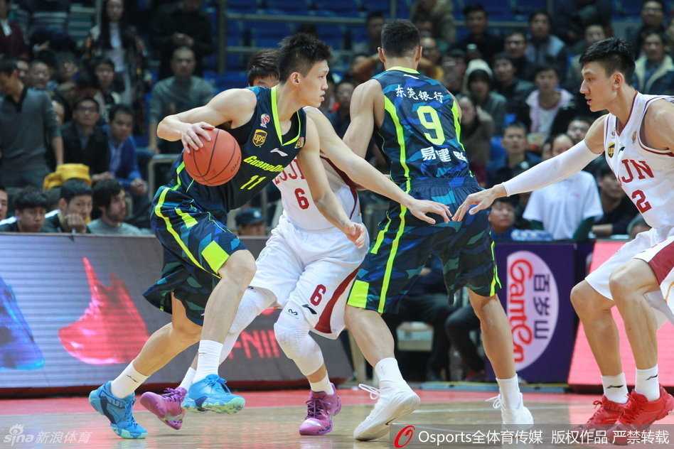 拜纳姆击地妙传，易建联心领神会跟进，完成一记势大力沉的双手挂框暴扣，点燃全场激情。