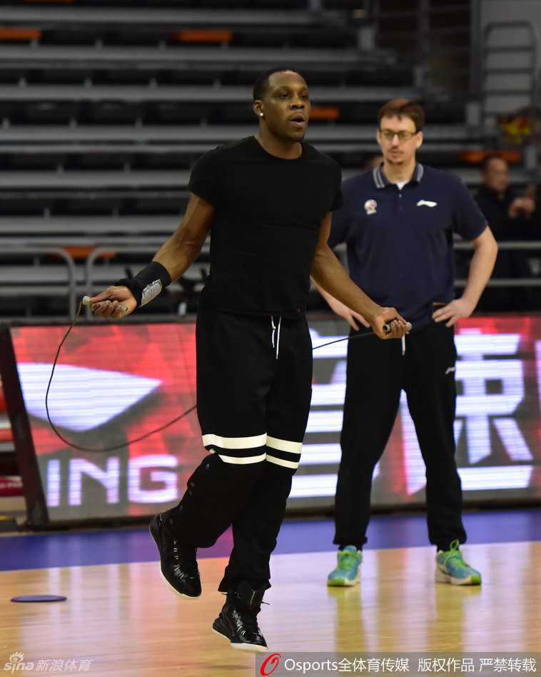 加时惜败后，易建联神情落寞低头走回更衣室，但汗水浸透的球衣见证了他全场28分血战到底的荣耀。