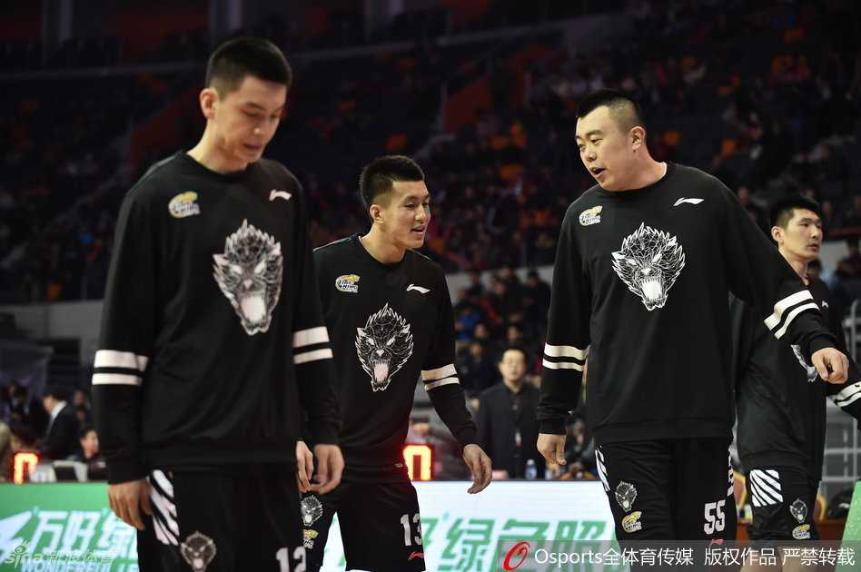 辽宁队核心哈德森赛前加练三分，眼神犀利如鹰隼，身旁兰多夫怒吼一声，内线铁闸气势尽显无疑。