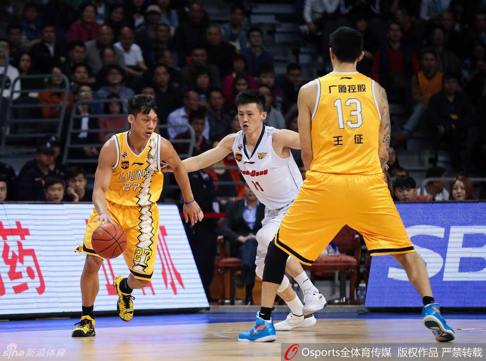 广厦队魂林志杰持球强行突破，面对广东队的严密防守，他犹如利刃般撕开防线，展现出宝岛野兽的犀利风采。