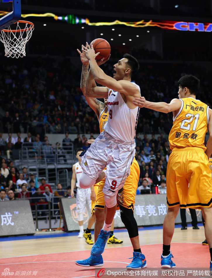 广东核心易建联在对方内线群中高高跃起，用一记标志性的封盖拒绝了广厦队的进攻，展现了中国男篮领袖在内线的绝对统治力。