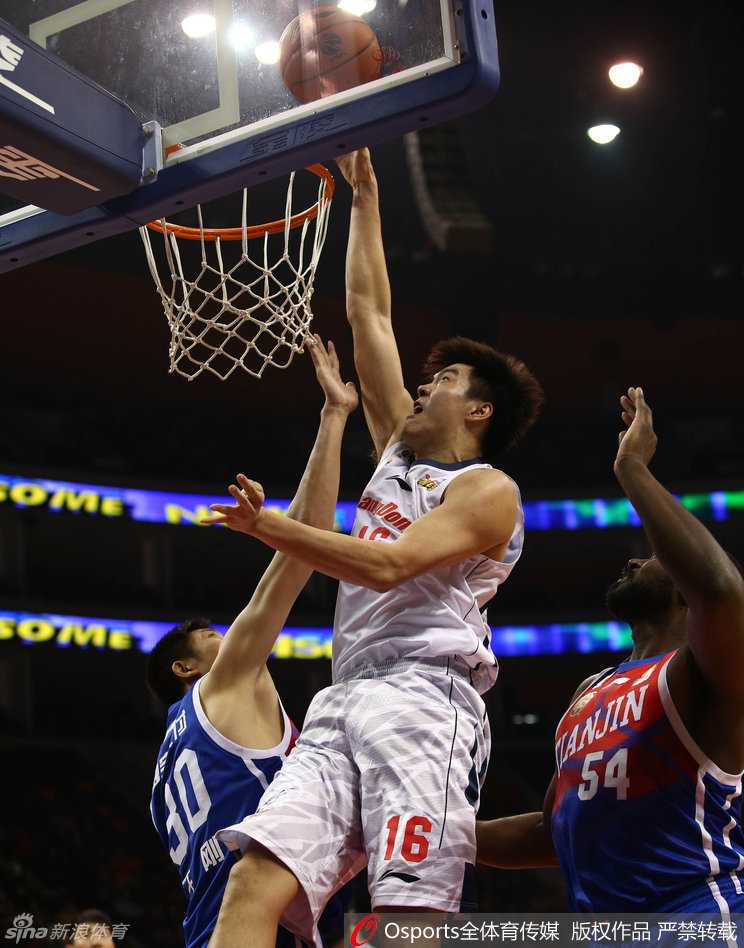 周鹏如猎豹般压低重心强行切入，用宽厚的肩膀倚住防守者，在身体失衡前手腕轻抖，皮球擦板入网并博得裁判哨响。