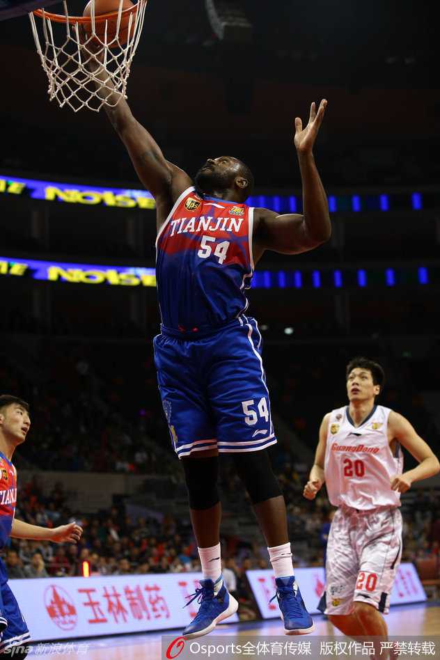 易建联在人群中摊开双手，眉头微蹙向裁判诚恳地解释着场上情况，汗水顺着脸颊滑落，眼神中写满对胜利的执念。