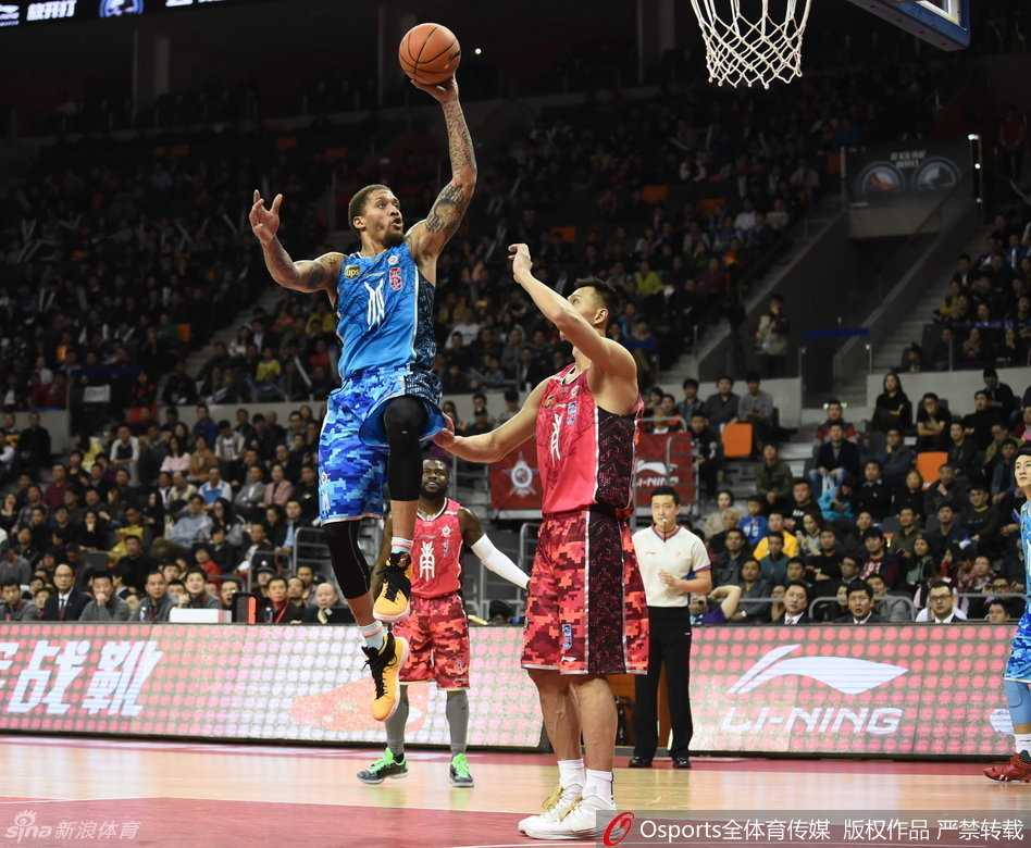 广东长城易建联张开长臂，严密封堵昔日NBA榜眼秀比斯利的突破路线，眼神交锋间火花四溅。