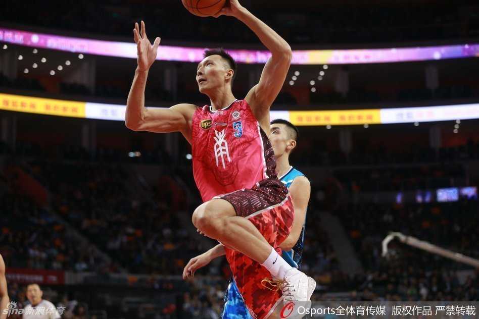 广东锋线尖刀周鹏低位持球，面对严防死守强硬背打，肌肉碰撞声中奋力寻找出手空间。