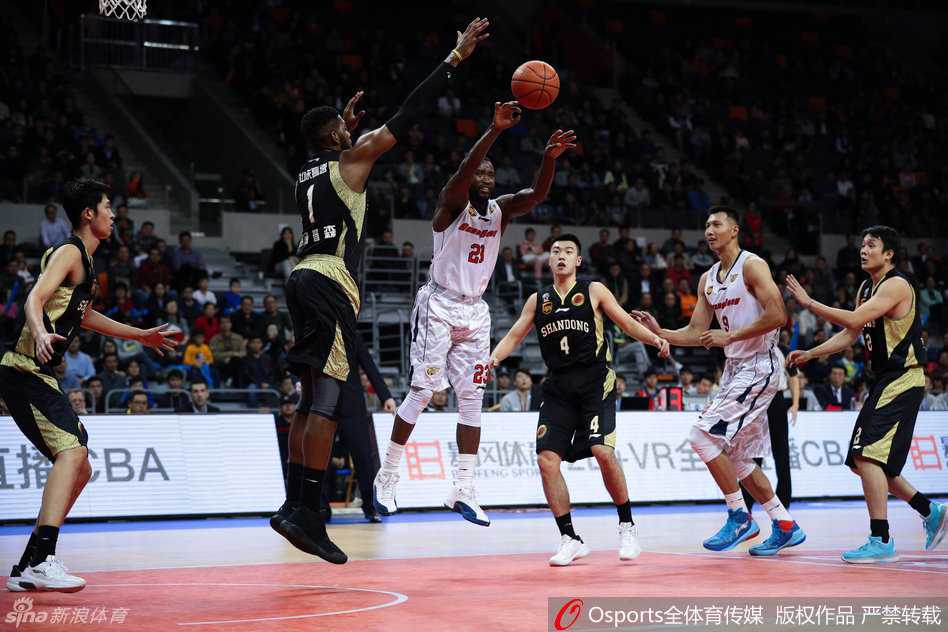 完成精彩得分后，易建联在周湛东等队友的簇拥下走向替补席，他们互相击掌鼓励，团队氛围十分热烈