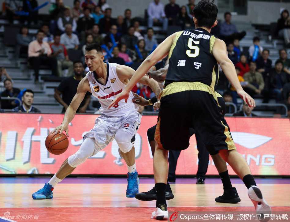 年轻的赵睿像一辆加足马力的跑车，全力加速突破山东队的防线，他紧紧护住球，眼中只有前方的篮筐