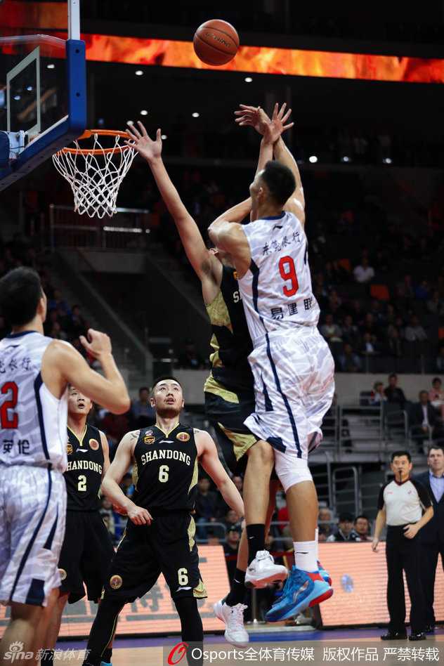 周鹏在弧顶位置接到队友传球，面对防守者毫不犹豫地跳起出手，篮球在空中划过一道完美的弧线