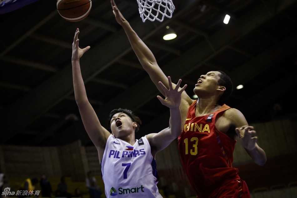 菲律宾球员试图突破上篮，丘天如同神兵天降，伸直长臂送出惊天大帽，篮球被狠狠扇出，展现了恐怖的篮下封盖能力。
