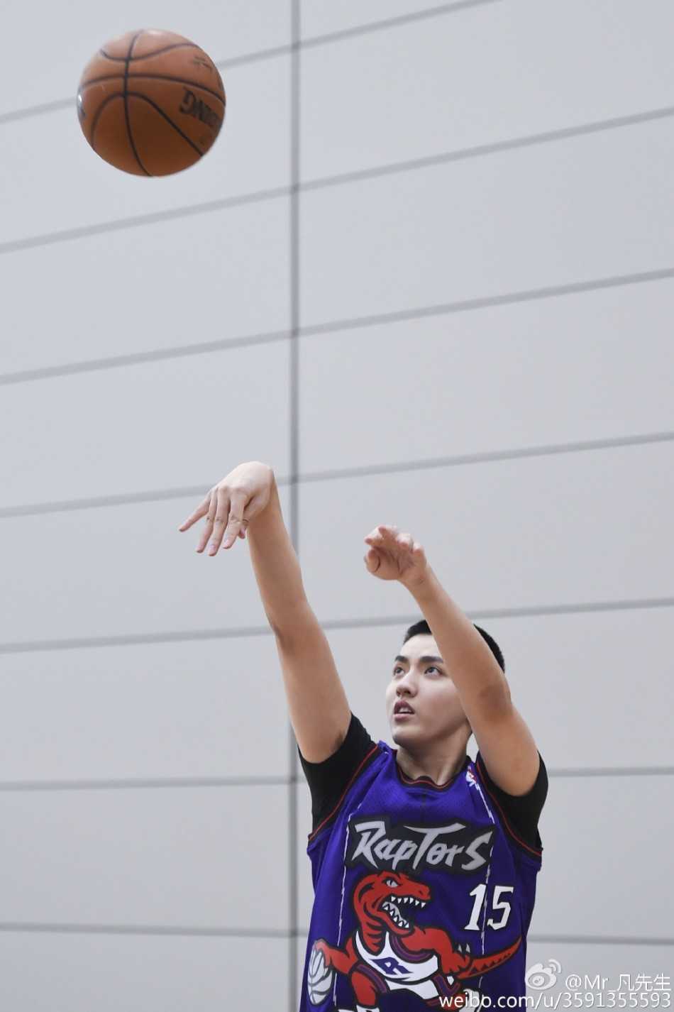 红发吴亦凡身穿鲜红球衣，双手交叠轻按篮球，蹲踞场上眼神坚毅锐利，宛如真人版樱木花道即将出战，浑身散发着自信与霸气。