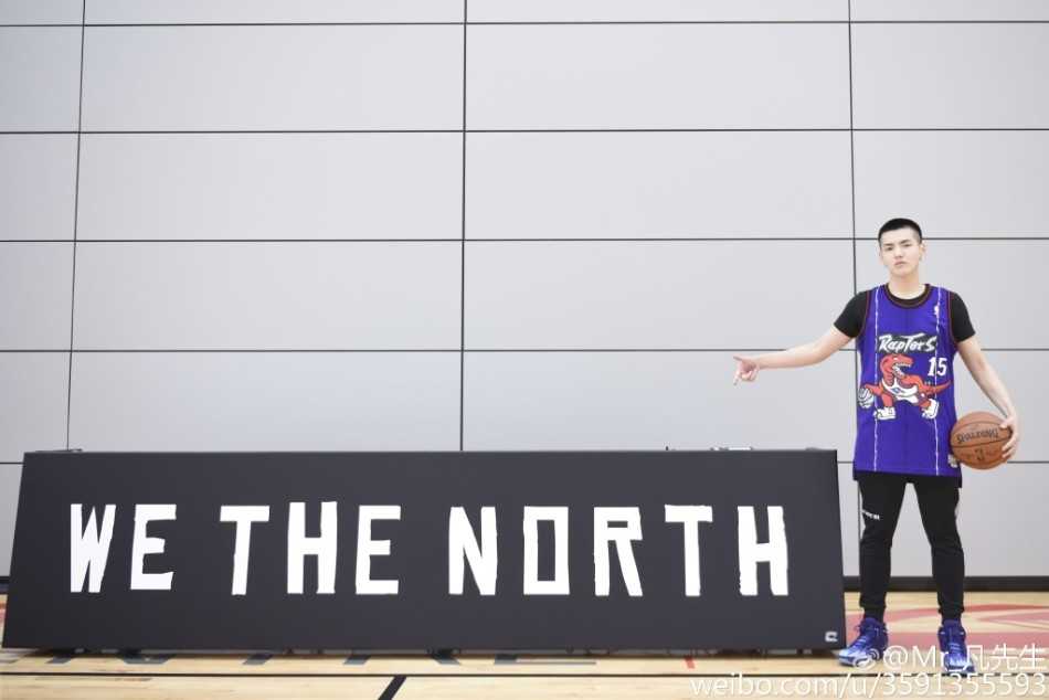 赛场上，吴亦凡正欲背身单打，他重心压低，球衣随着动作飘起，手臂肌肉线条分明，展现出力与美的完美结合。