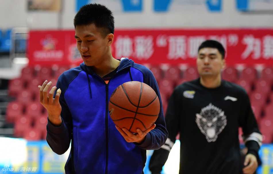 辽篮核心哈德森在赛前热身中神情专注，他稳稳出手，篮球划出一道弧线，整个球馆的目光都聚焦在这位球队领袖的身上。