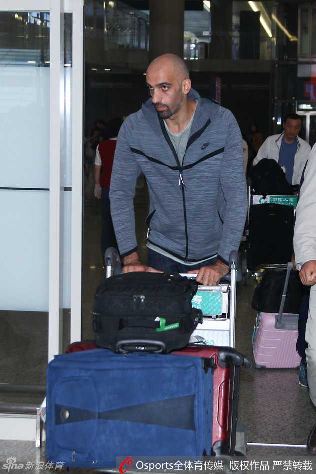 约旦板爷赛义德·阿巴斯抵达南京禄口机场，他身穿深色运动T恤，眼神中充满对新赛季的期待与坚定。