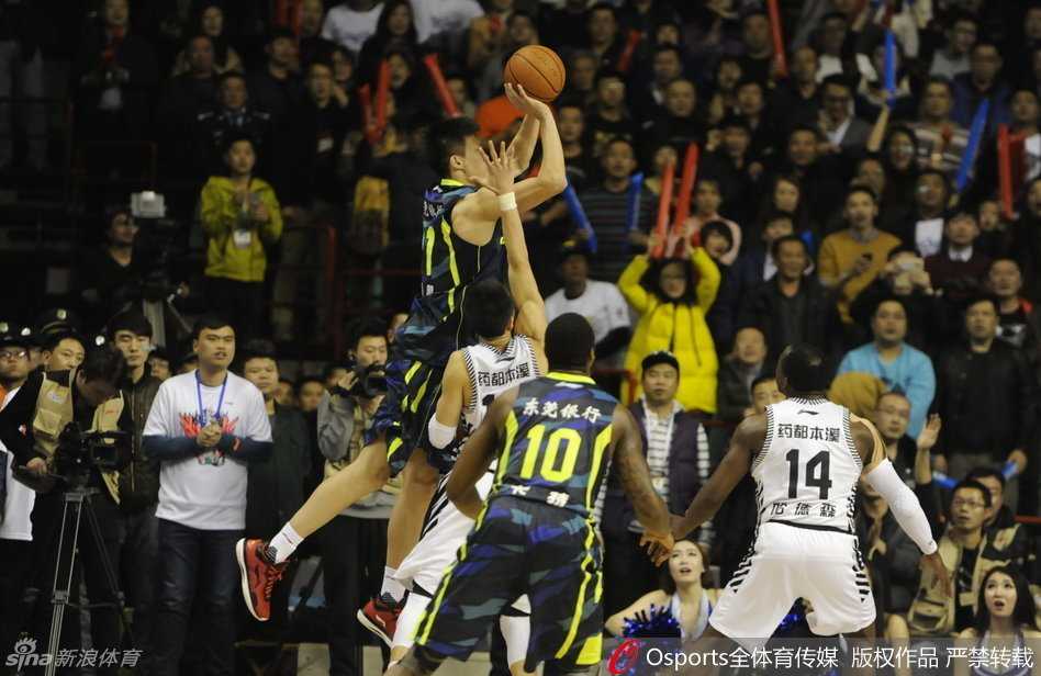 卡特高高跃起与队友猛烈撞胸庆祝，脸上洋溢着融入集体的兴奋与骄傲，这一刻他是广东队绝地反击的重要拼图。