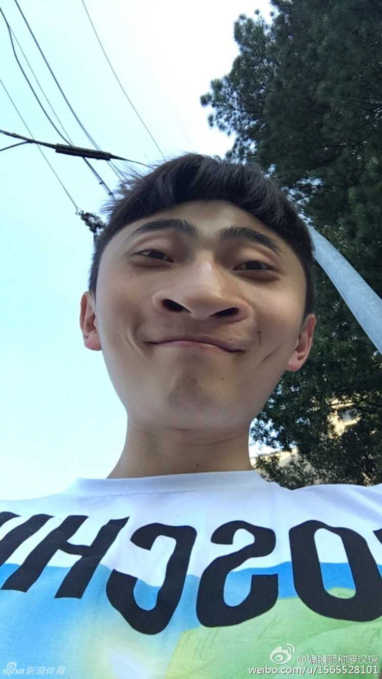 罗汉琛单手运球抬头观察，仿佛书法家在落笔前审视宣纸，控卫的冷静与书者的沉淀在这一瞬间奇妙交融