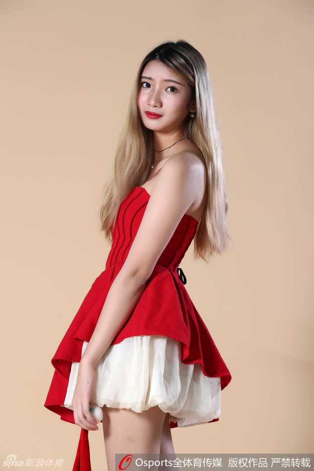 头戴圣诞鹿角发饰的宝贝回眸一笑，甜美的气息与身后的节日装饰相映成趣。