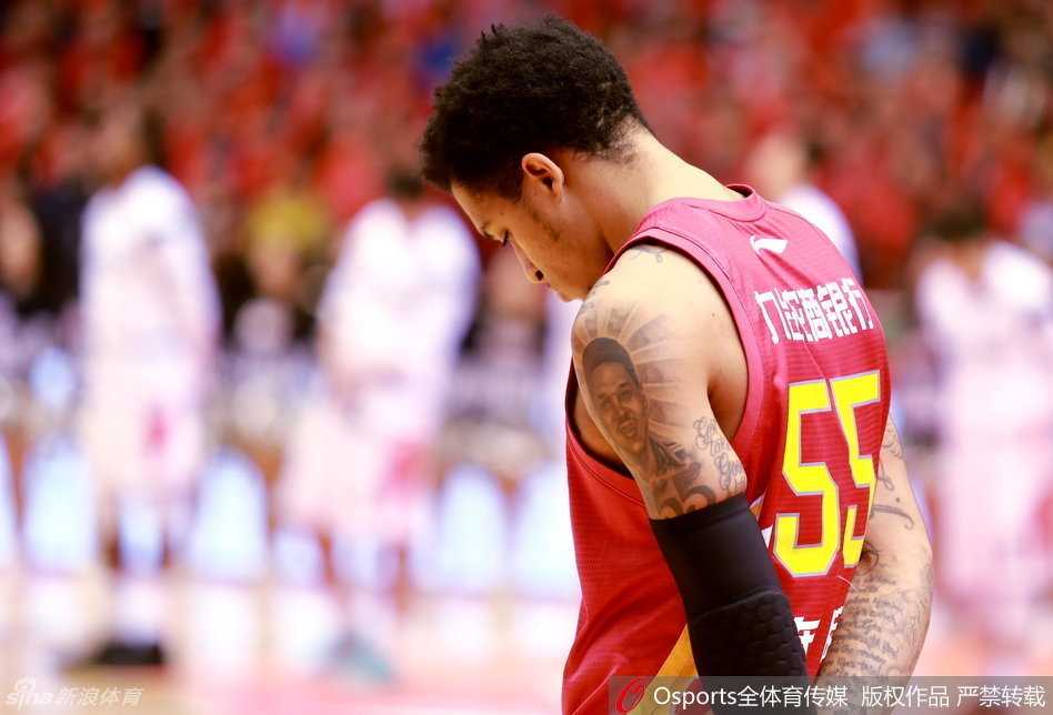 弗雷戴特外线自信出手三分，皮球划过完美弧线直钻网窝，篮下防守者望球兴叹