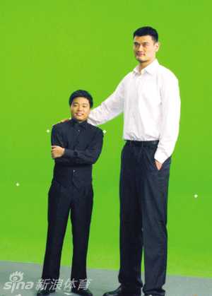 马云、施瓦辛格、潘石屹三人并肩而站，马云手势生动，施瓦辛格健硕，潘石屹大拇指点赞，气氛轻松愉快。