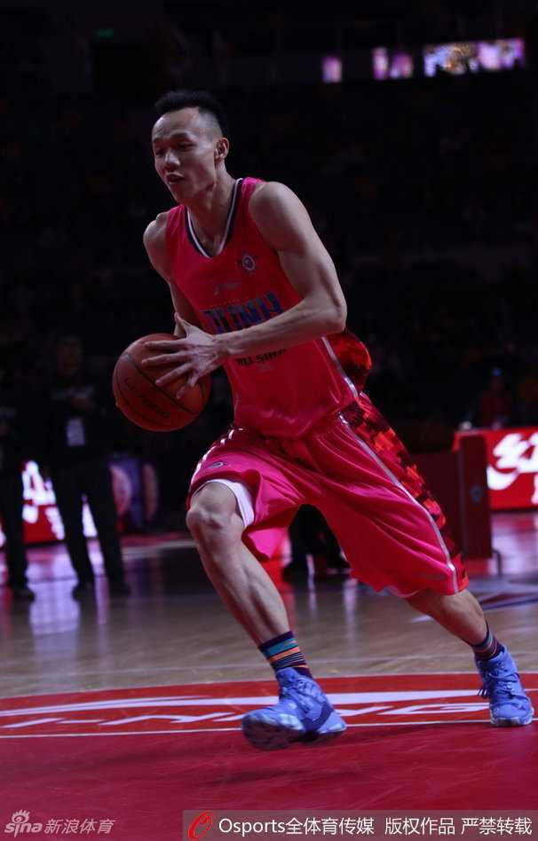 王增杰左手持鞋右手运球，准备完成一次创意十足的特殊扣篮，引得全场观众伸颈围观。