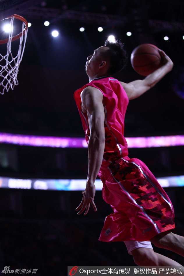 孙铭徽在篮筐之上展现出惊人的滞空能力，反身拉杆背扣的瞬间仿佛时间都已静止。