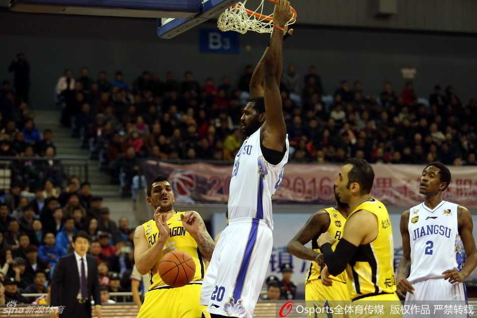 内线巨塔李慕豪展现出大将之风，在激烈对抗后第一时间弯腰友好拉起倒地的对手，场上是对手，场下是朋友。