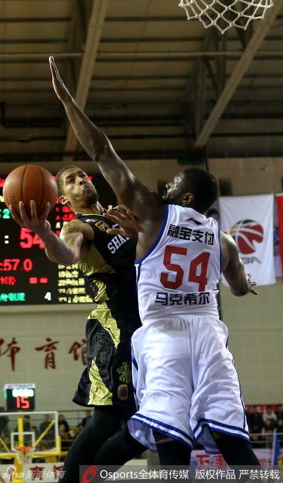 比斯利面对防守，眼神坚毅，利用标志性的急停跳投从容出手，对手的封堵在他面前仿佛只是徒劳的背景。