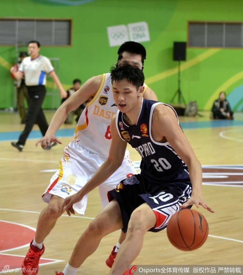 张凯背身持球，面对防守人冷静观察，准备用他标志性的翻身跳投为球队贡献关键分数。